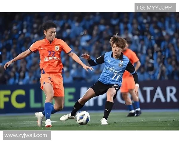 前锋抱足球的瞬间展现了激情与梦想的交融与追逐